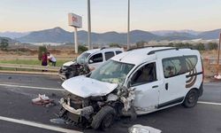 Antalya’da hafif ticari araçlar kafa kafaya çarpıştı: 4 yaralı