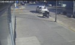Antalya’da otomobil ile çarpışan motosikletin sürücüsü metrelerce savruldu