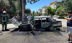 Antalya’da seyir halindeyken alev alan Tofaş otomobil kullanılamaz hale geldi