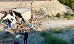 Antalya’da yoldan çıkan kamyon boş alana yuvarlandı: Sürücüsü ağır yaralandı