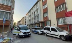 Apartmanı saran kötü kokular sonrası ekipler, çürümeye başlayan cesetle karşılaştı