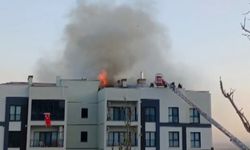 Apartmanın çatısında çıkan yangın paniğe neden oldu