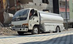 Avcılar’da 2 çocuk ağır tonajlı kepçeyi hareket ettirdi
