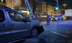 Avcılar’da aşırı hız yapan araç elektrik direğine çarptı: 3 yaralı