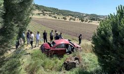 Balıkesir’de otomobil şarampole uçtu: 2 yaralı