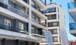 Balkona çıkıp bıçakla kendini yaraladı