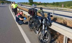 Bariyere çarpan motosiklet 400 metre sürüklendi, sürücü hayatını kaybetti: Kaza anı kamerada