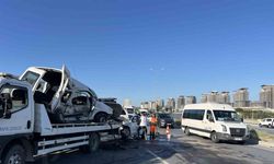 Başakşehir’de hafif ticari araç, karşı yöndeki otomobile çarptı: 1’i ağır 2 yaralı