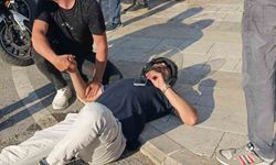 Başını kaldırıma çarpan motosikletli kask sayesinde kazayı ucuz atlattı