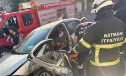 Batman’da otomobillerin çarpışması sonucu sıkışan sürücü kurtarıldı