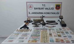 Bayburt merkezli 13 ilde kaçakçılık operasyonu: Tarihi eserler ve sahte paralar ele geçirildi
