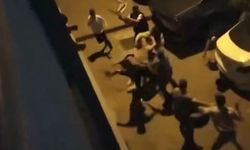 Bayrampaşa’da sandalyelerle birbirlerine öldüresiye saldırdılar: O anlar kamerada