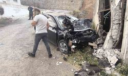 Bitlis’te otomobil duvara çarptı: 2 ölü, 2 yaralı