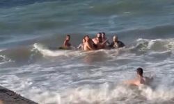 Boğulmak üzere olan genci vatandaşlar kurtardı