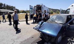 Bolu’da kavşakta süt kamyonu ile otomobil çarpıştı: 2 yaralı