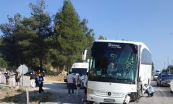 Burdur-Antalya yolunda refüje çıkan yolcu otobüsü direğe çarptı: 6 yaralı