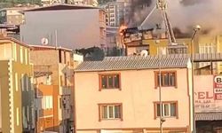 Bursa’da 5 katlı binanın çatı katı alevlere teslim oldu