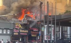 Bursa’da tarihi semtte yangın çıktı, 2 dükkan alevlere teslim oldu