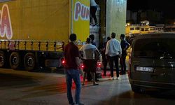 Çanakkale’de kaçak göçmenler brandasını yırtıp girdikleri tırın dorsesinde yakalandı