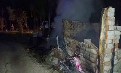 Çankırı’da kavak ağaçları ve baraka alevlere teslim oldu