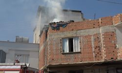 Çatı katında çıkan yangında 1 kişi dumandan etkilendi