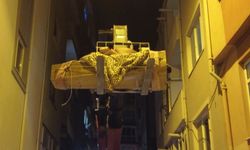 Cenazeyi vinçle taşıdılar