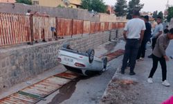 Çocukların el frenini indirdiği otomobil tahliye kanalına uçtu