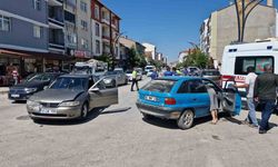 Çorum’da iki otomobil çarpıştı: 3 yaralı