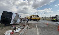 Çubuk’ta personel servisi ile canlı hayvan yüklü kamyonet çarpıştı: 3 yaralı
