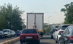 Diyarbakır’da kamyonetin arkasına tutunan şahsın tehlikeli yolculuğu kamerada