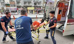 Dolmuştan inen yolcuya motosiklet çarptı: 2 yaralı