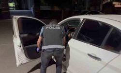 Dur ihtarına uymayan sürücü araçtan uyuşturucu fırlattı