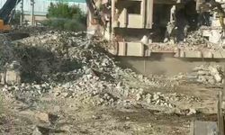 Elazığ’da ağır hasarlı bina tek dokunuşla yıkıldı