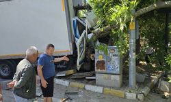 Erdek Ocaklar’da kaza: Freni patlayan kamyon ağaca çarptı