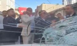 Esenyurt’ta yolu kapatan düğün konvoyuna tepki gösterince, taş ve yumrukların hedefi oldu