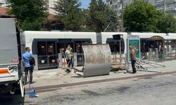 Eskişehir’de otobüs tramvay durağına daldı: 2 yaralı