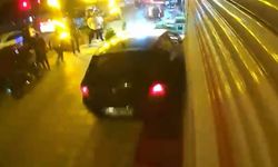 Freni boşalan otomobil iş yerine çarptı: O anlar kamerada