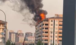 Gaziantep’te 7 katlı binanın çatısı alev alev yandı