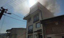 Gebze’de 3 katlı binanın çatısında çıkan yangın kontrol altına alındı