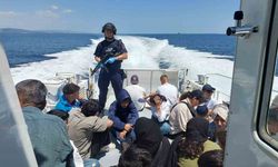 Gelibolu açıklarında 51 kaçak göçmen ile 2 göçmen kaçakçısı şüphelisinin yakalanma anı ortaya çıktı