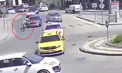 Görenleri hayrete düşüren kaza kamerada... Otomobilin çarpmasıyla savruldu hiçbir şey olmamış gibi yoluna devam etti