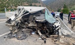 Gümüşhane-Trabzon yolunda kamyonet bariyerlere çarptı: 1 ölü, 3 yaralı