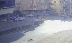 Hafif ticari araçla çarpışan motosiklet sürücüsü ve yolcu ölümden döndü