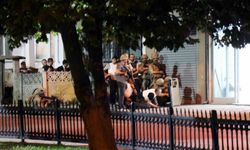 Hakkında yakalama kararı olan şahıs polise ateş açıp dükkana saklandı: Yaralı halde 6 saat direndi
