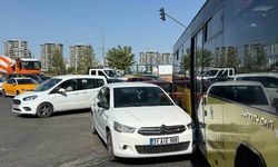 Halk otobüsü ile otomobilin çarpıştığı maddi hasarlı kazada trafik felç oldu