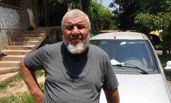 Hastanenin güvenlikçileri, hatalı park ettiğini ileri sürdükleri aracın önünü kesti