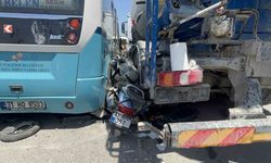 Hatay’da minibüs ile beton mikseri arasında kalan motosikletli yaralandı
