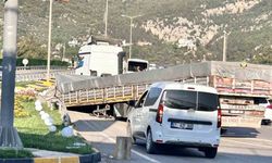 Hatay’da seyir halindeki tırın dorsesi çıktı
