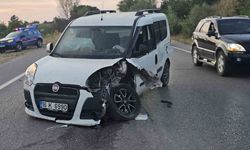 İki otomobil kafa kafaya çarpıştı: 3 yaralı