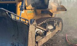 İzmir’de yangına müdahale eden dozer yandı